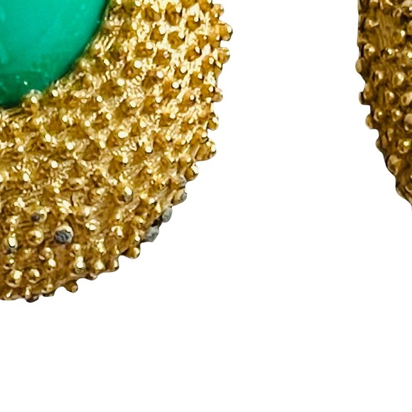 Vintage Crown Trifari Textured Goldtone Clip Earrings With Green Lucite Stones - Picture 7 of 7